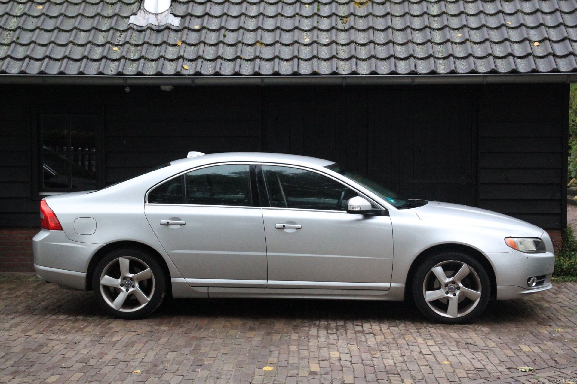 Volvo S80 2.5 T Momentum Leer/Parkeersensor/Trekhaak afneemb, 1528 kg, Zwart, 2521 cc, Bedrijf