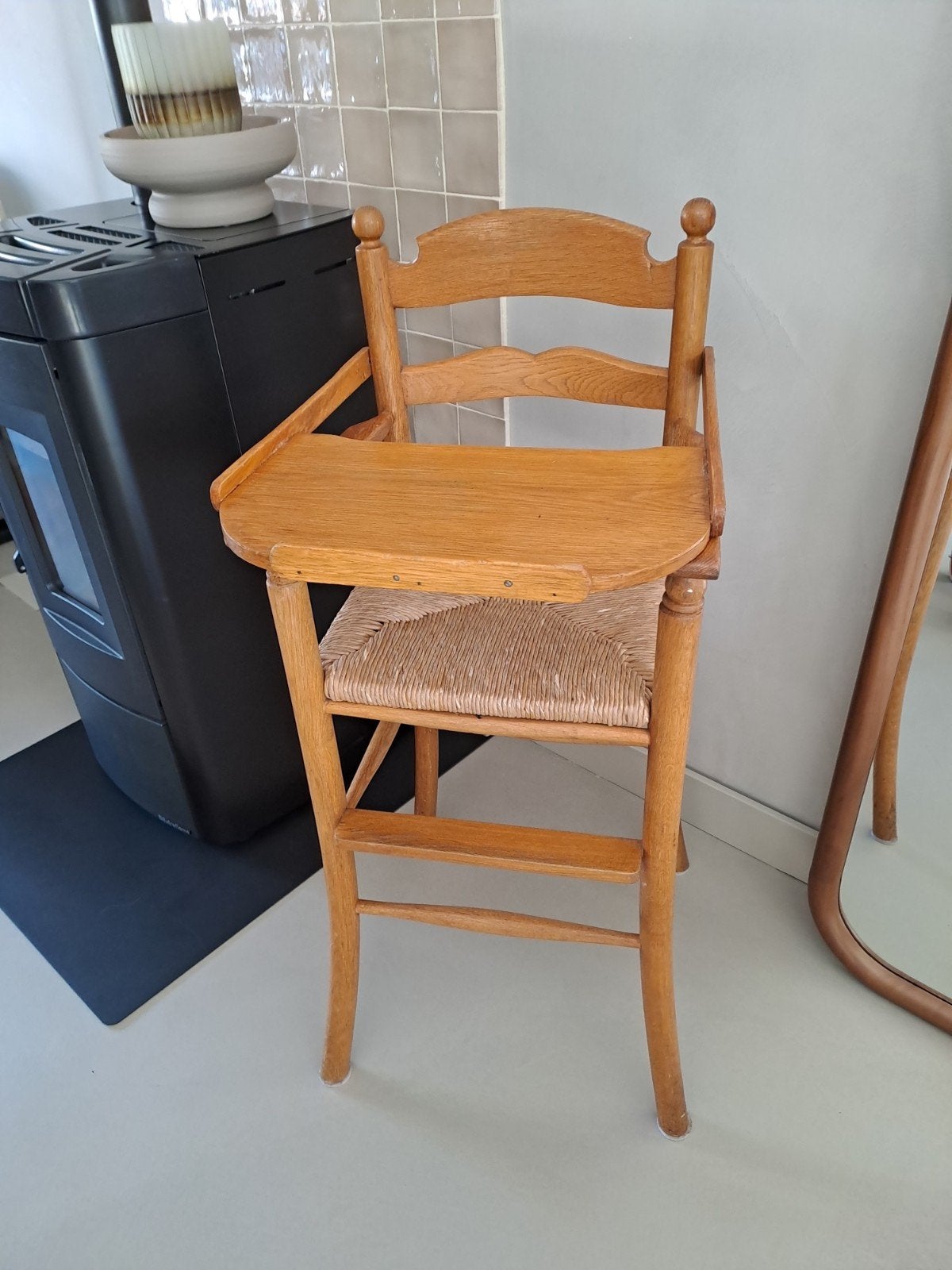 Houten kinderstoel met biezen zitting, Ophalen, Gebruikt, Overige typen, Afneembaar eetblad