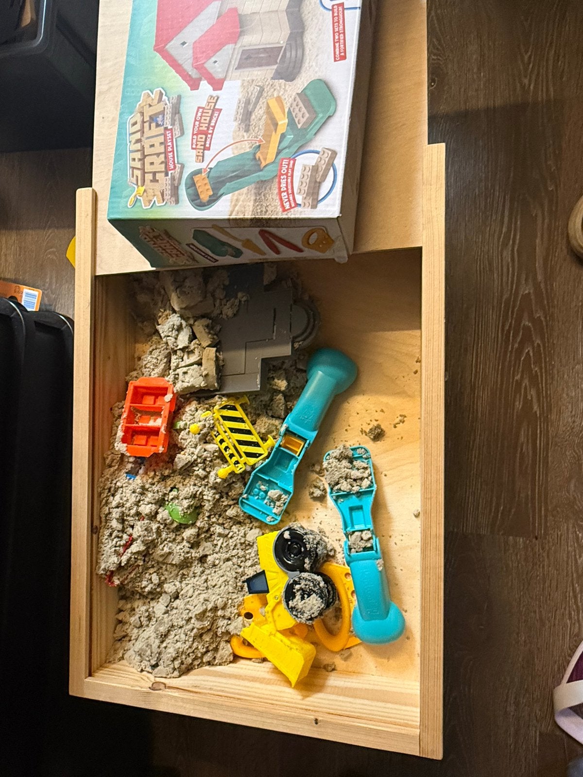 Kinetisch zand met speelgoed en houten vormen, Ophalen of Verzenden, Gebruikt, Knutselen
