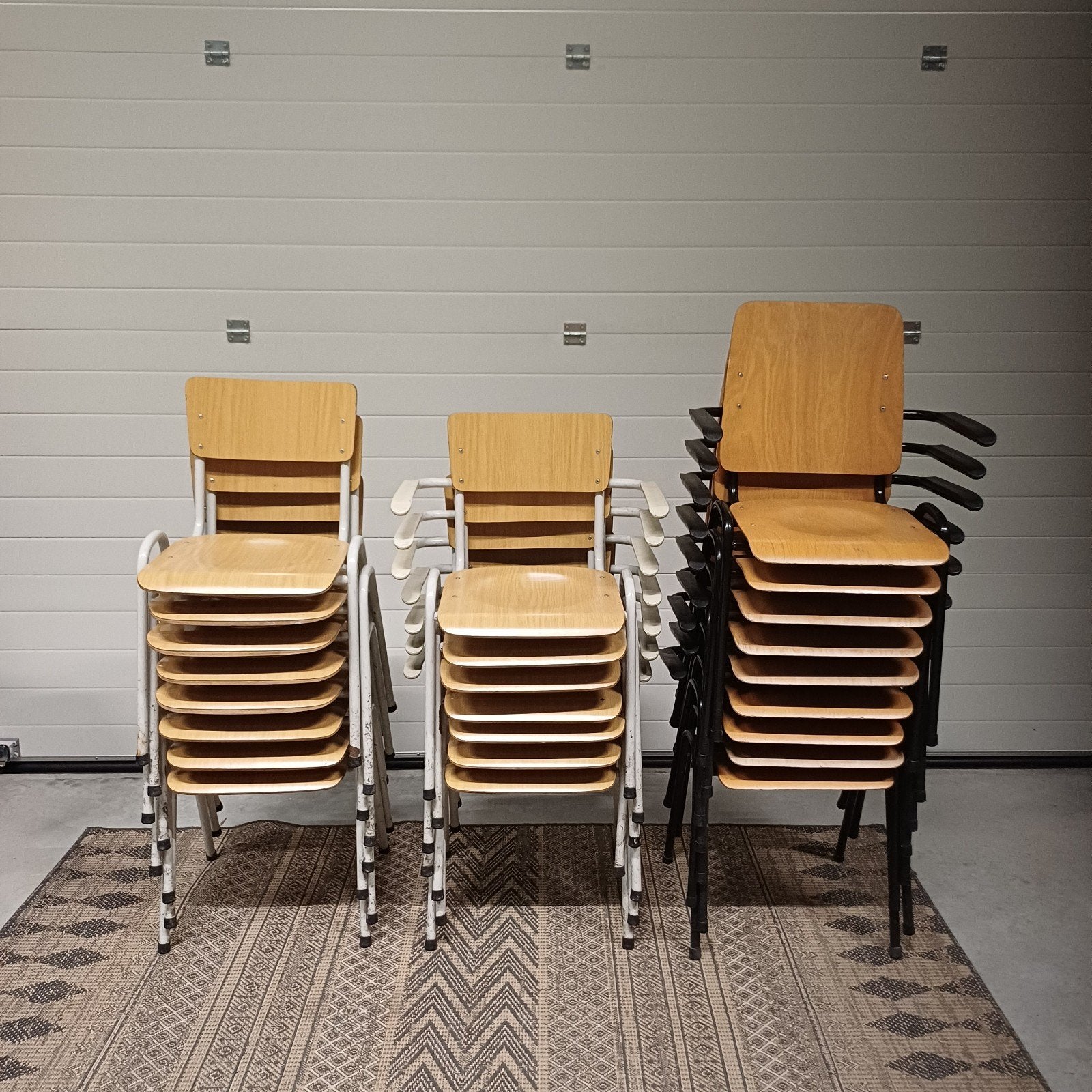 24 x stapelstoelen kantine schaftkeet partij stoelen, Ophalen, Gebruikt, Bruin, Vijf, Zes of meer stoelen