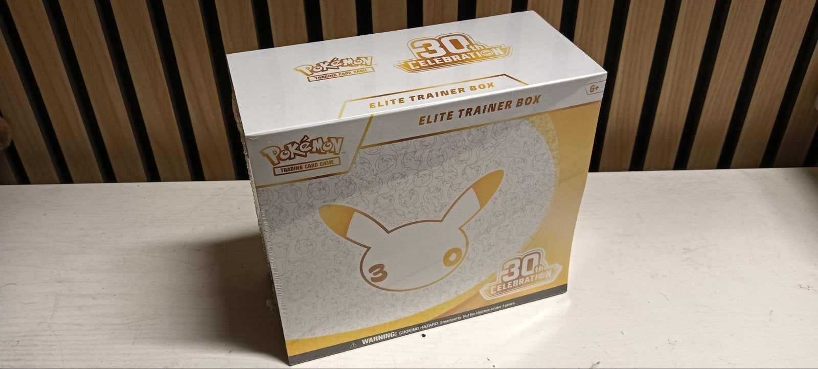 Pokemon 30th etb sealed, Hobby en Vrije tijd, Ophalen of Verzenden, Nieuw, Boosterbox