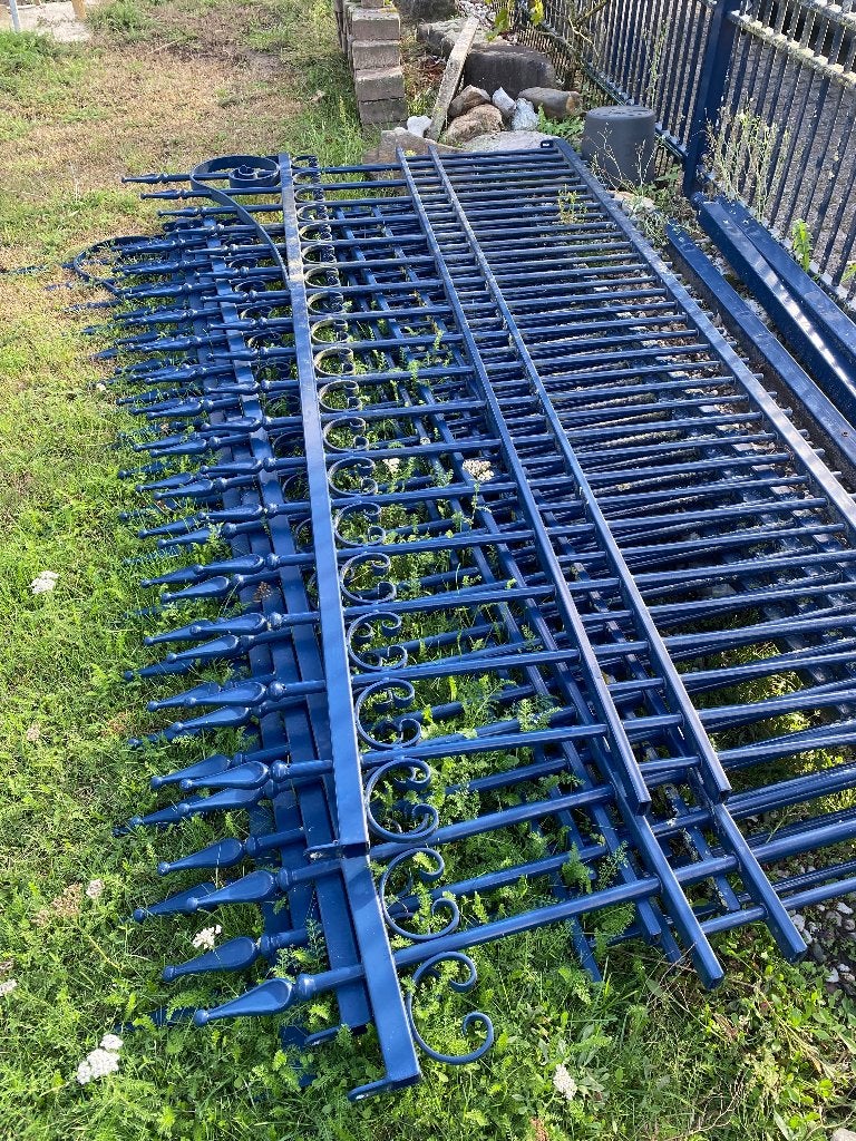 Staalblauw sierhekwerk met poort - 20m hek, 4.5m poort, Ophalen, Met poort, Gebruikt, Sierhekwerk