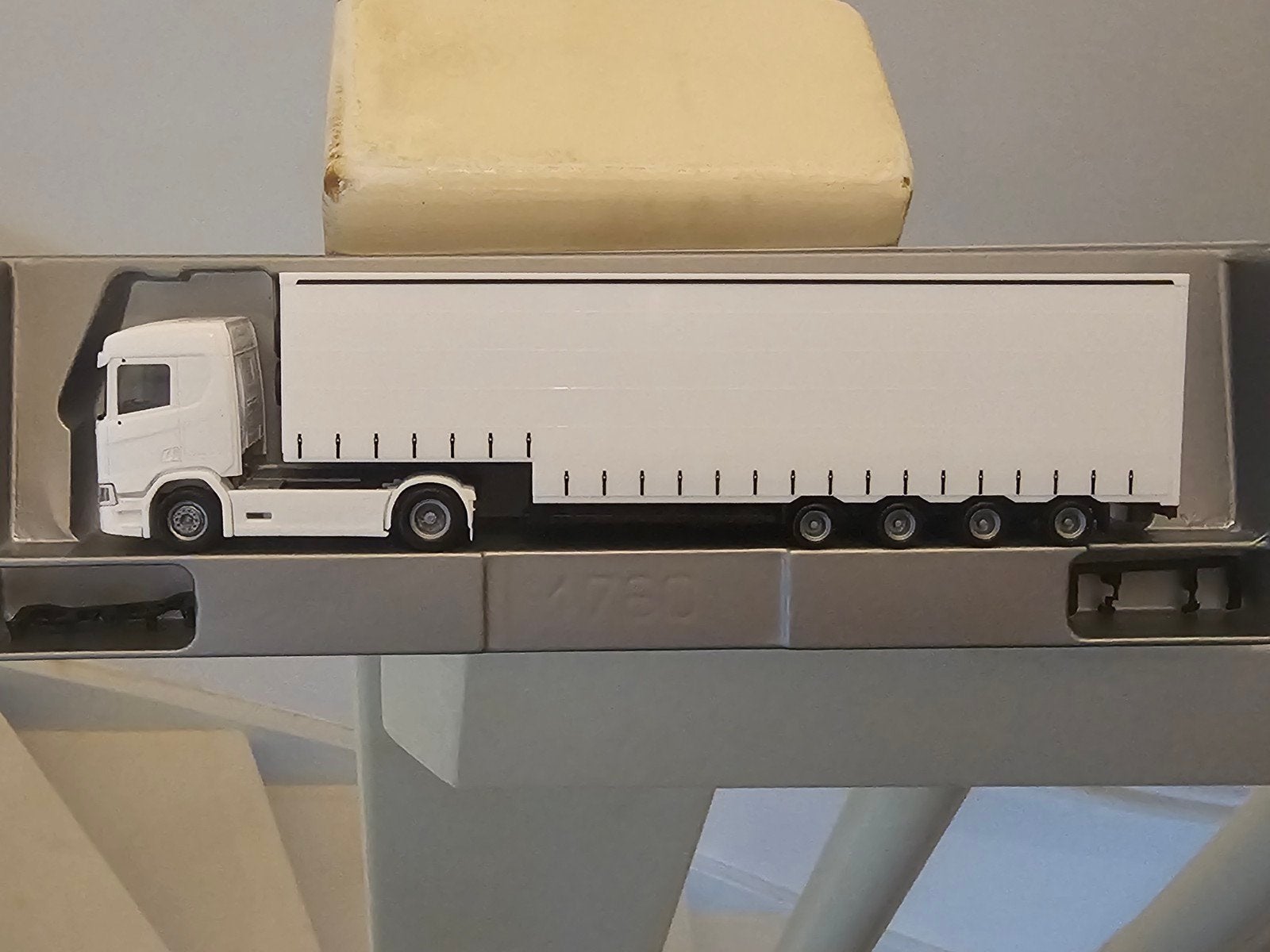 Herpa scania next gen R met Meusburger oplegger, Hobby en Vrije tijd, Modelauto's | 1:87, Ophalen of Verzenden, Zo goed als nieuw