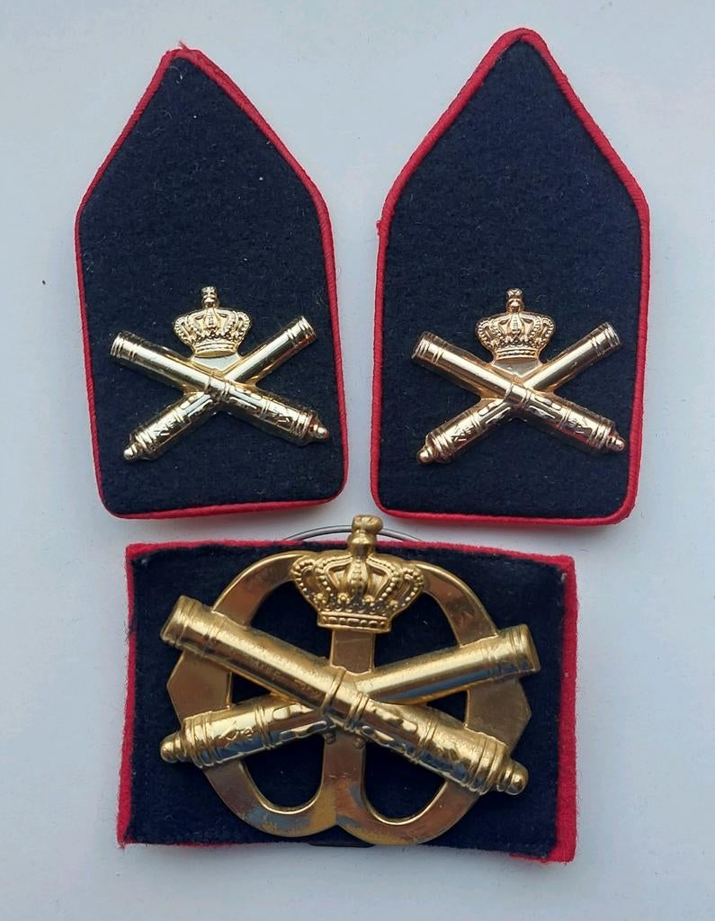 Baretembleem + kraagspiegels Artillerie, Verzamelen, Militaria | Algemeen, Ophalen of Verzenden, Landmacht, Nederland, Embleem of Badge