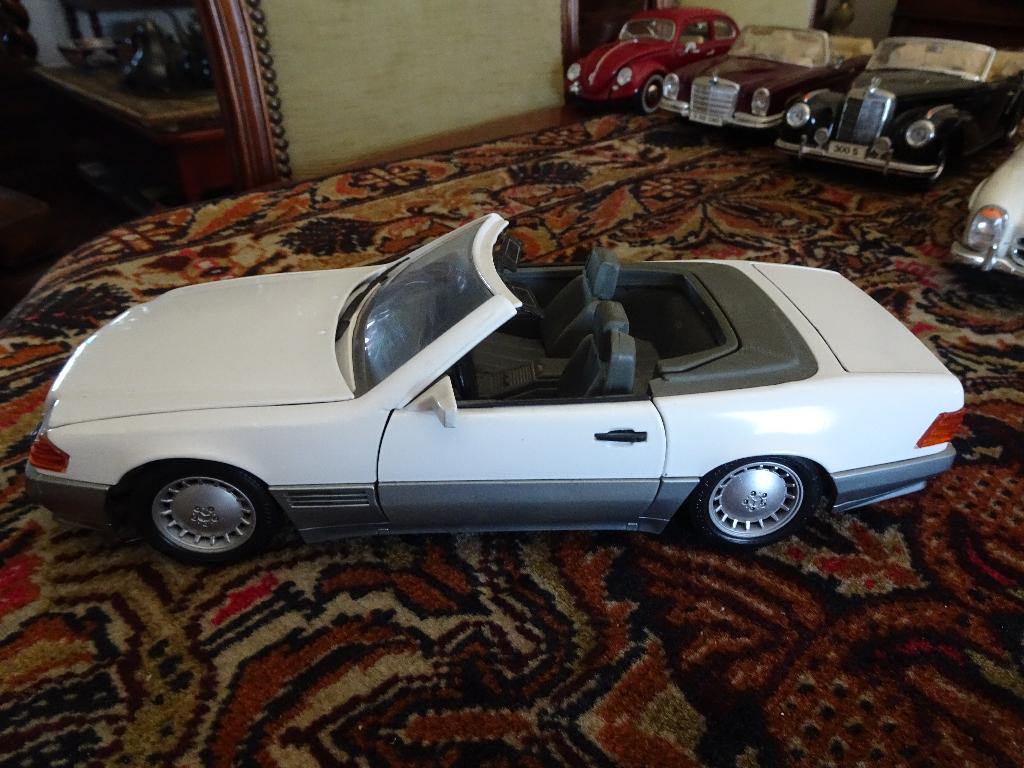 MERCEDES BENS  500 SL  WIT  1;18   ZONDER  DOOS ROAD LIGENDS, Hobby en Vrije tijd, Modelauto's | 1:18, Ophalen of Verzenden, Zo goed als nieuw