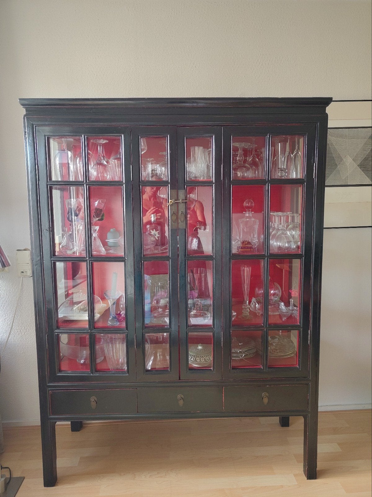Vintage Chinese Glas-/Servieskast - Zwart met Rood