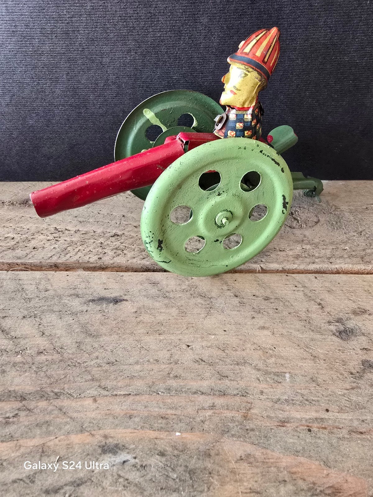 Antieke blikken speelgoed stelt een soldaat op een kanon, Ophalen of Verzenden