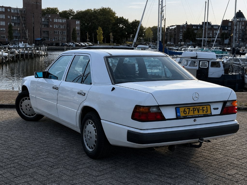 Mercedes-Benz 200-Serie 2.0 200 E AUT U9 1989 Wit, Auto's, Automaat, Achterwielaandrijving, 118 pk, 4 cilinders