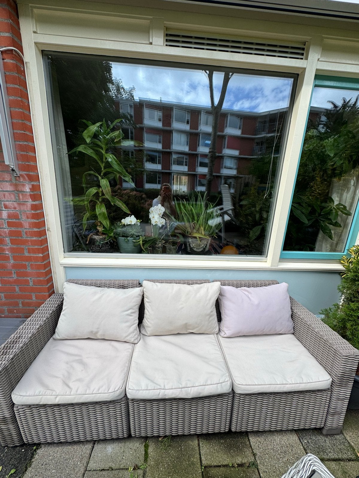 Foto 4 van Mooie wicker loungesofa met tafel en kussens