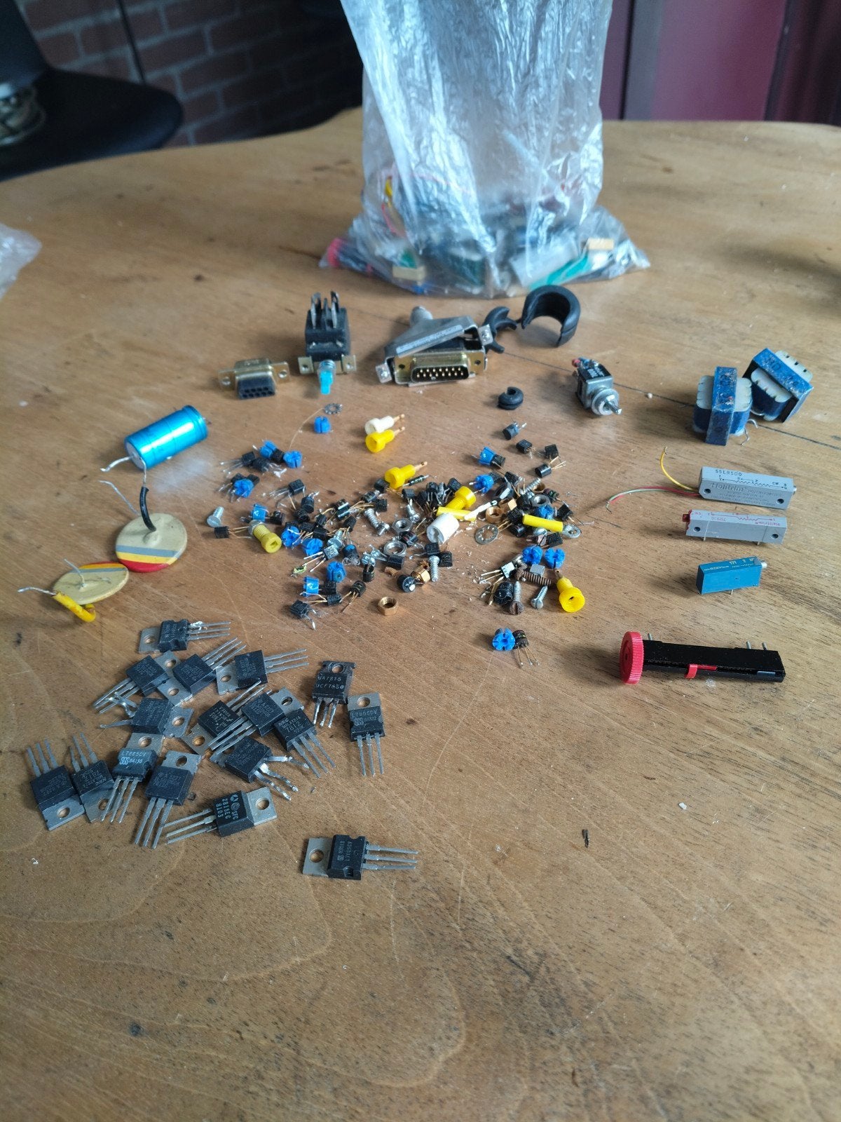 Partij elektronische componenten - Transistoren, Potmeters, Hobby en Vrije tijd, Ophalen, Gebruikt