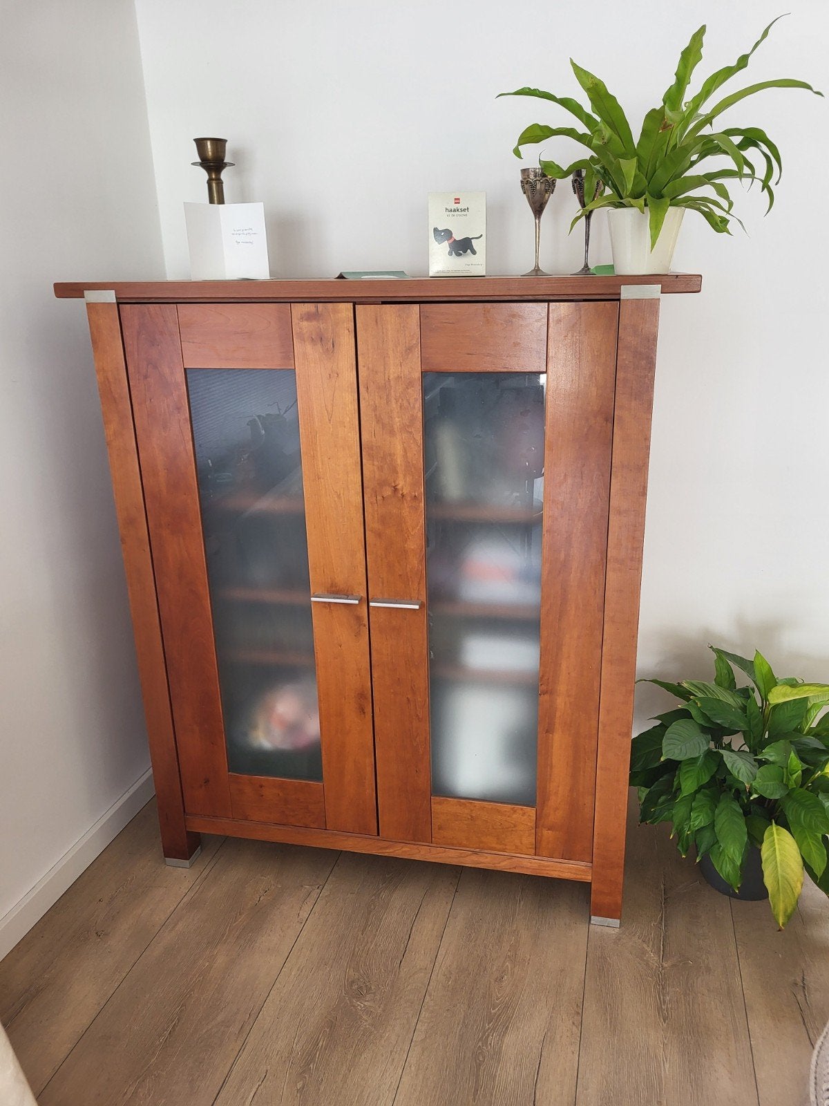 Kersen Houten buro kast met glazen deuren, Ophalen, Gebruikt