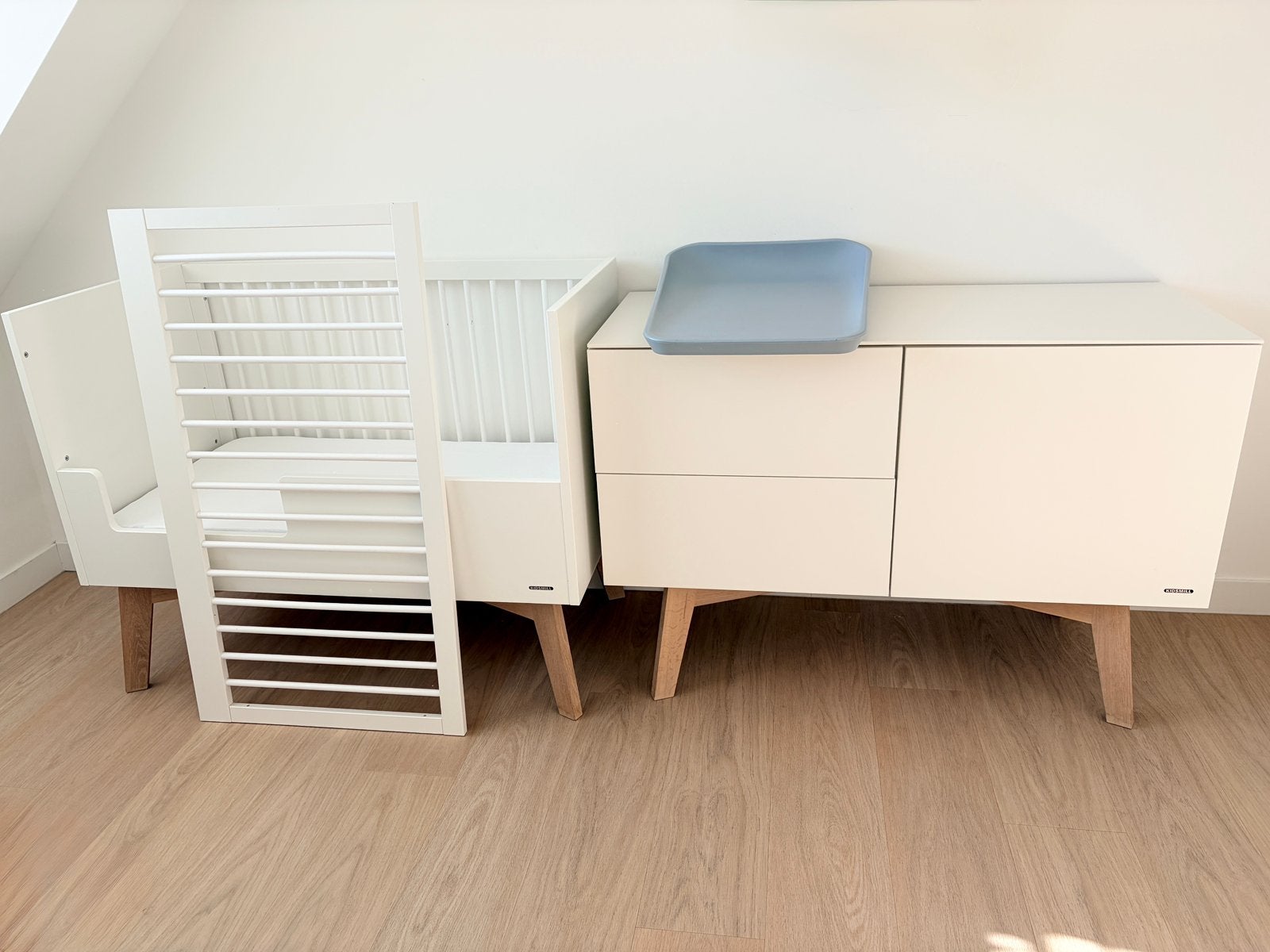 Kidsmill Sixties ledikant en commode mat wit, Kinderen en Baby's, Ophalen, Zo goed als nieuw, Minder dan 140 cm, Matras