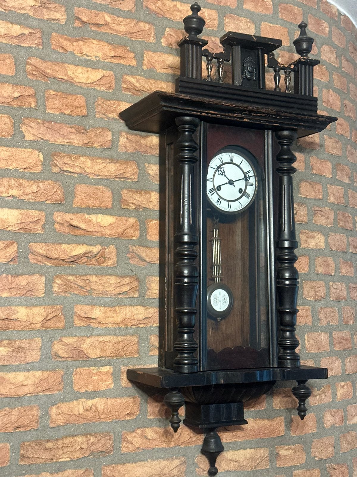 Antieke wandklok met slinger, Ophalen