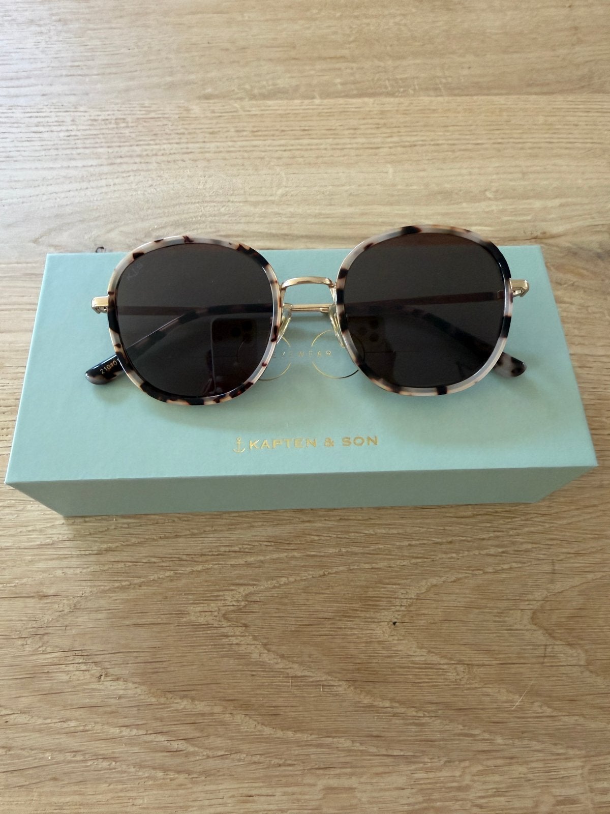 Zonnebril kapten & son, Sieraden, Tassen en Uiterlijk, Zonnebrillen en Brillen | Dames, Ophalen, Zo goed als nieuw, Bruin, Overige merken