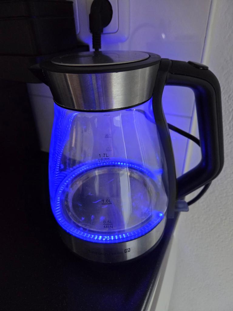Waterkoker, slechts een paar maanden gebruikt en werkt perfe, 1 tot 2 liter, Ophalen of Verzenden
