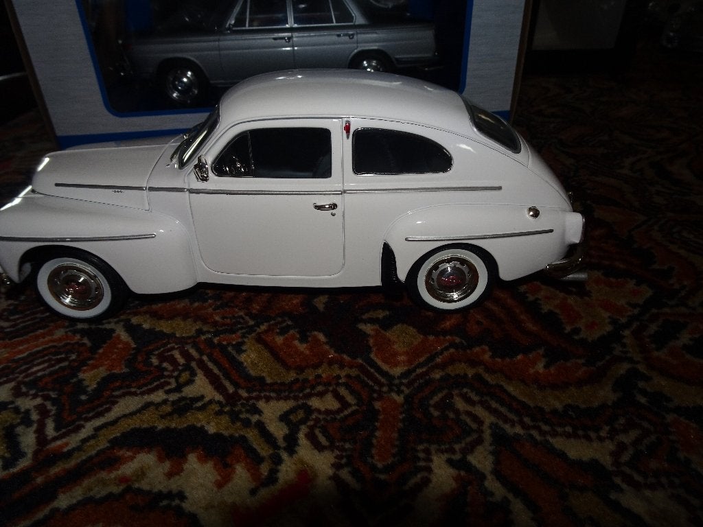 ZEER MOOIE WITTE  VOLVO  PV  544 REVELL 1;18 ZONDER DOOS, Hobby en Vrije tijd, Modelauto's | 1:18, Ophalen of Verzenden, Zo goed als nieuw