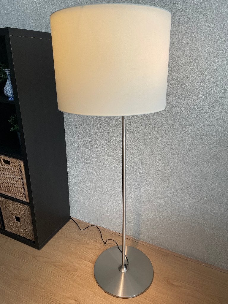 Moderne Vloerlamp – Geborsteld Staal & Wit/Beige Lampenkap, Ophalen, Overige materialen, Zo goed als nieuw, Modern