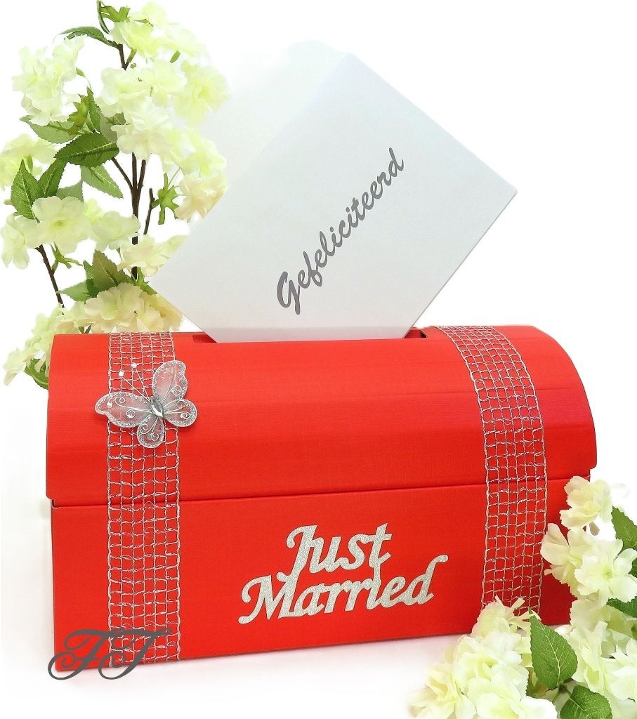 Rode enveloppendoos met een zilveren vlinder., Ophalen of Verzenden, Nieuw, Feestartikel, Geboorte of Huwelijk