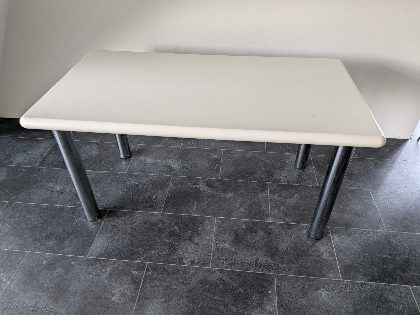 Nette witte tafel met metalen poten: 150x80 cm, Ophalen, Gebruikt, 100 tot 150 cm, 50 tot 100 cm