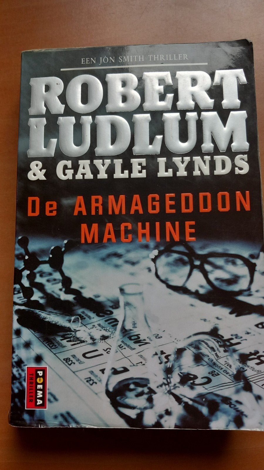 De Armageddon Machine - Robert Ludlum & Gayle Lynds, Ophalen of Verzenden, Gelezen, Robert Ludlum & Gayle Lynds, Europa overig