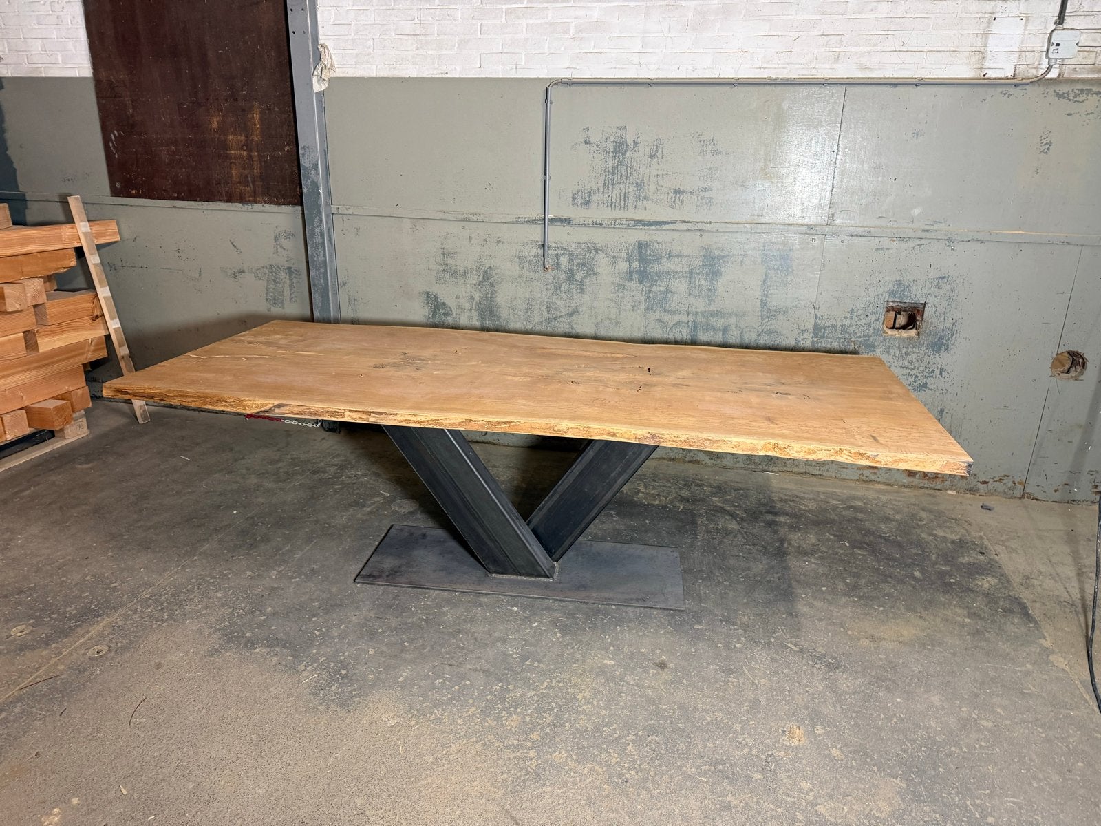 Unieke Eiken Tafel met Stalen V-poot Nieuw boomstam 265 cm, Ophalen, Eikenhout, 50 tot 100 cm, Rechthoekig