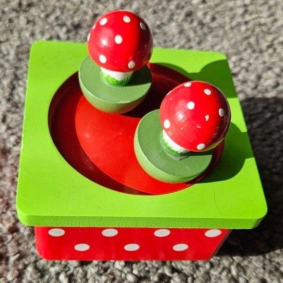 Mooi houten muziekdoosje met dansende paddenstoelen, Ophalen of Verzenden, Zo goed als nieuw, Jongen of Meisje