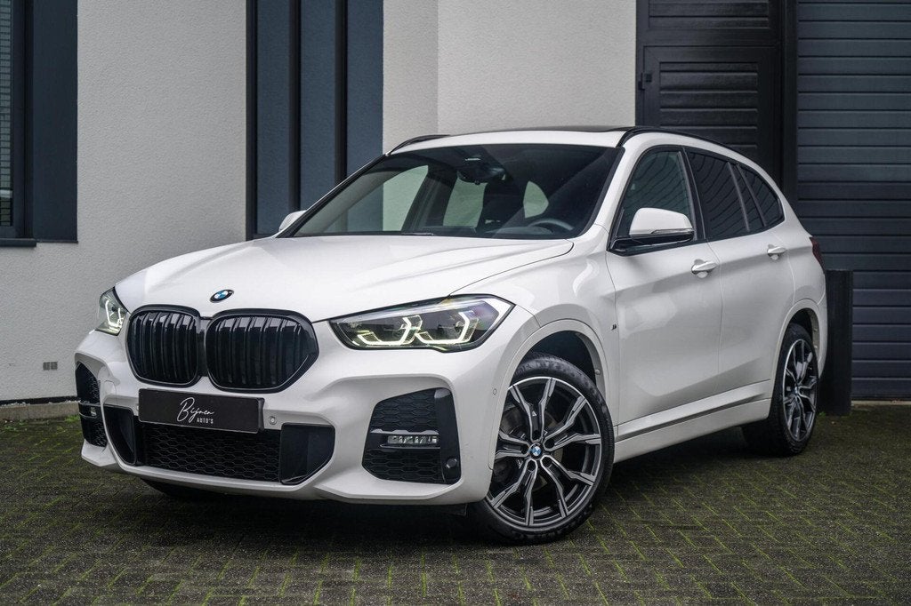BMW X1 sDrive18i M-Sport PANO / TREKHAAK / CAMERA, Auto's, Gebruikt, Zwart, Wit, Leder