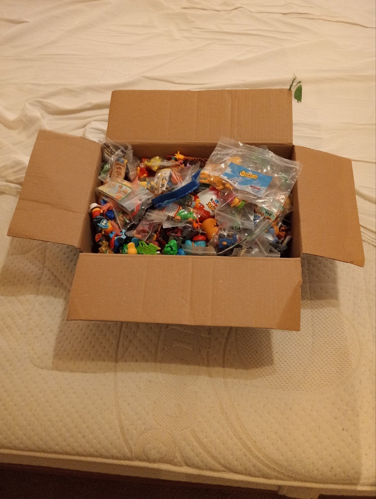 Grote doos met Ferrero Kinder Surprise eieren speelgoed, Ophalen of Verzenden, Zo goed als nieuw, Hardplasticfiguren