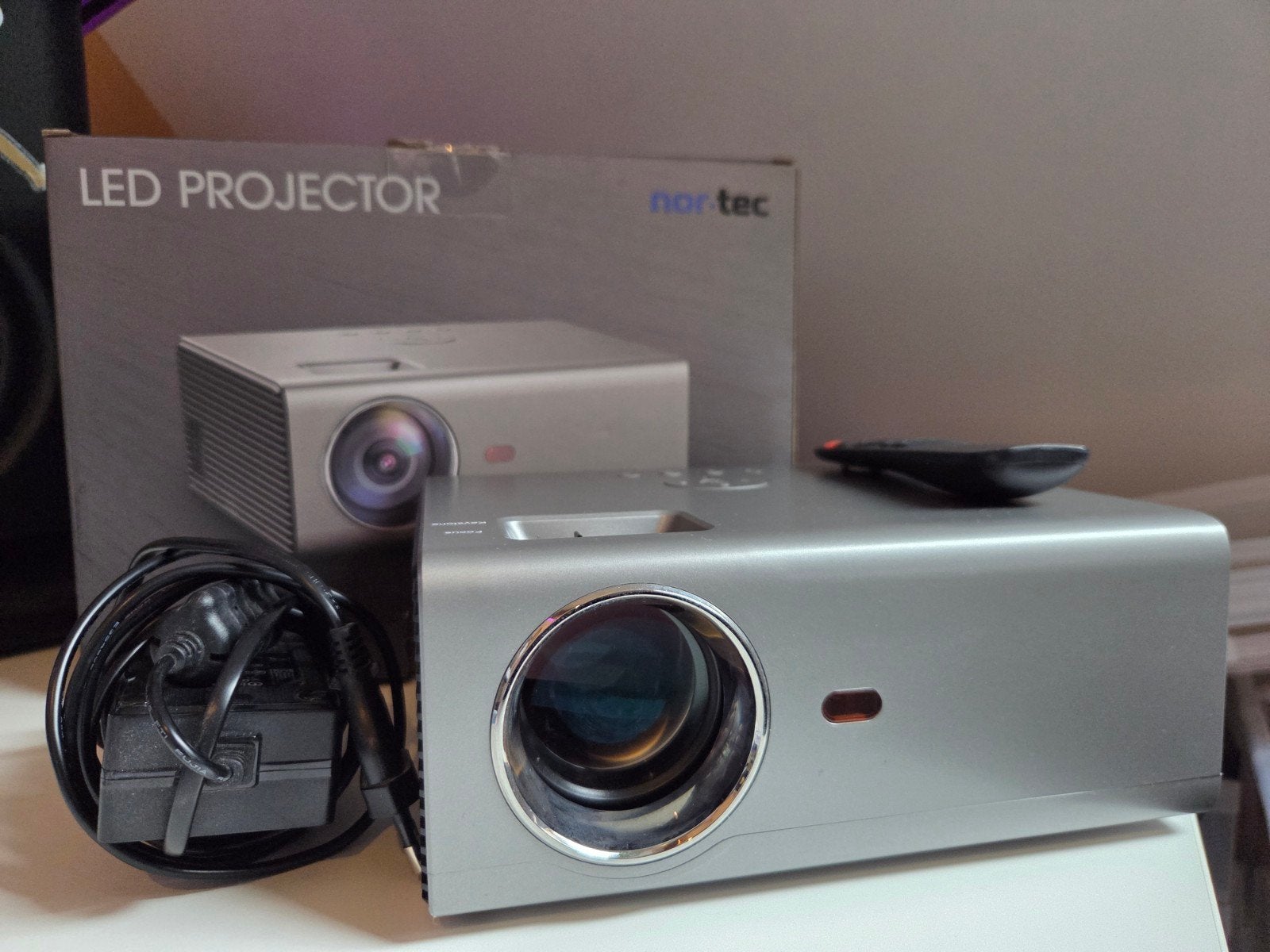 Nor-Tec LED Projector - Compacte Beamer voor Thuisbioscoop, Ophalen of Verzenden, Zo goed als nieuw, LED, Nor-Tec
