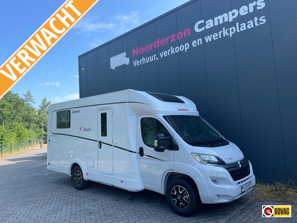 Dethleffs Just 90 T 6812 EB - na huurseizoen 2026, Caravans en Kamperen, Campers, Ringverwarming, 6 tot 7 meter, Bedrijf, Koelkast