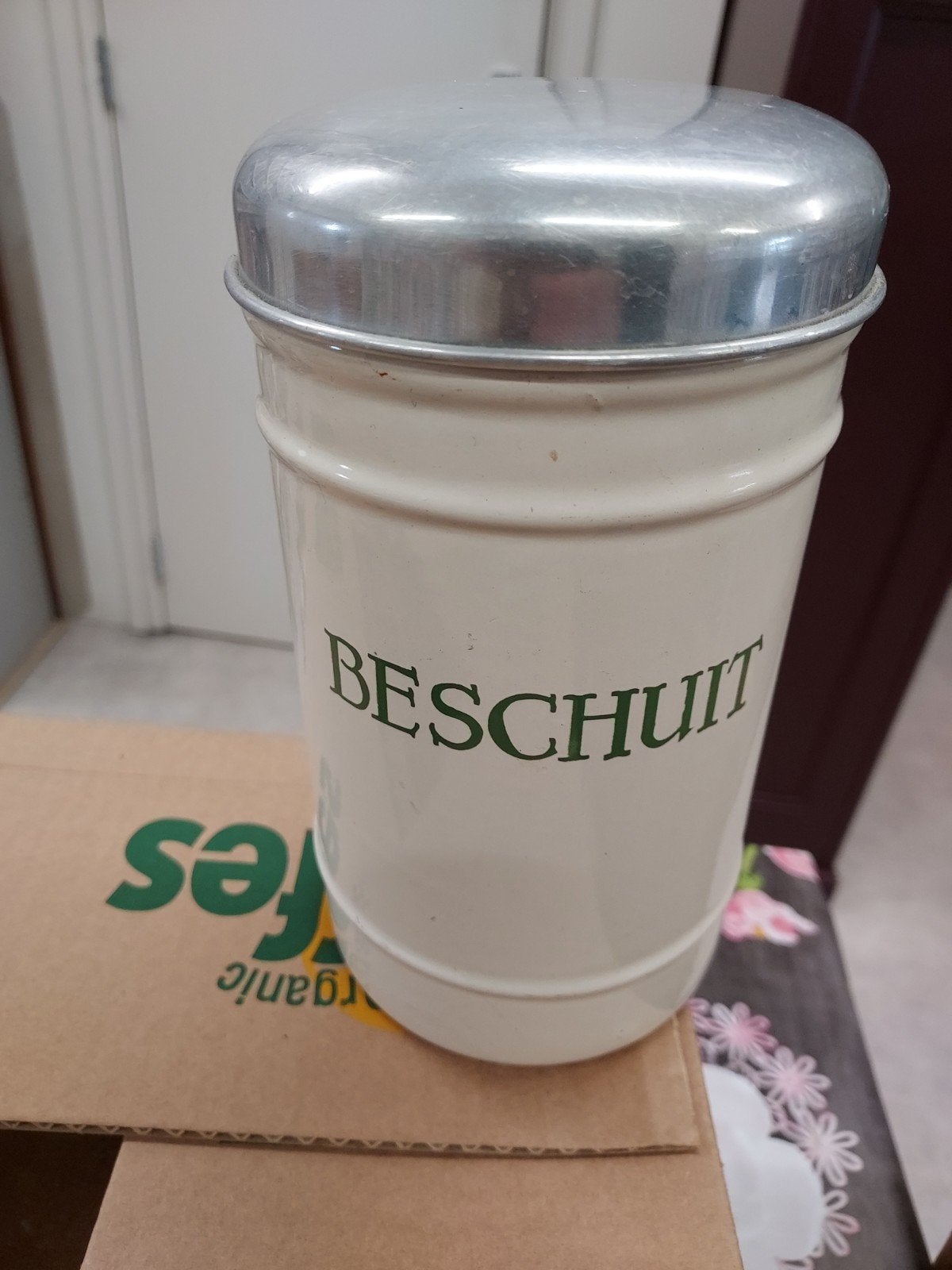 Vintage beschuitbus in creme kleur met  aluminium deksel., Ophalen of Verzenden