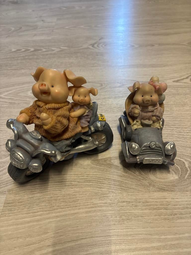 Leuke varkensbeeldjes op motor en in auto, Gebruikt, Meerkleurig, Overige stijlen, Kunststof