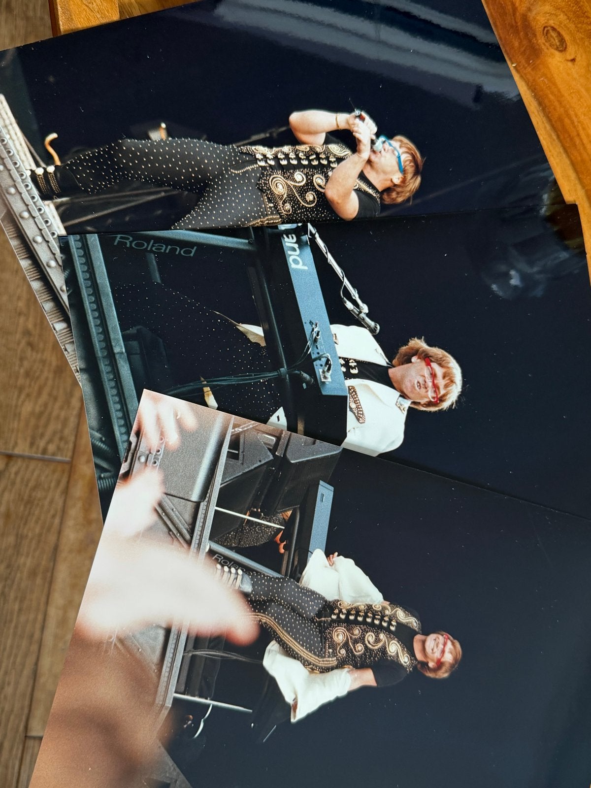 Set van 4 foto's van Elton John -  3 foto’s 25x18 cm, Ophalen of Verzenden, Foto, Fotografie
