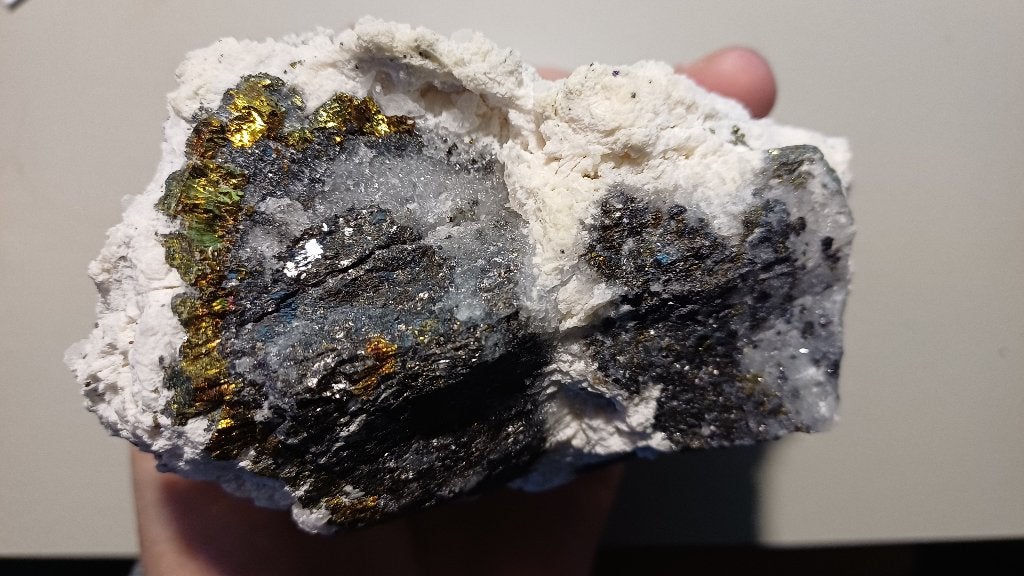 D51-12 Calciet (UV gev) Pyriet en Galeniet Madan Bulgarije, Ophalen of Verzenden, Mineraal