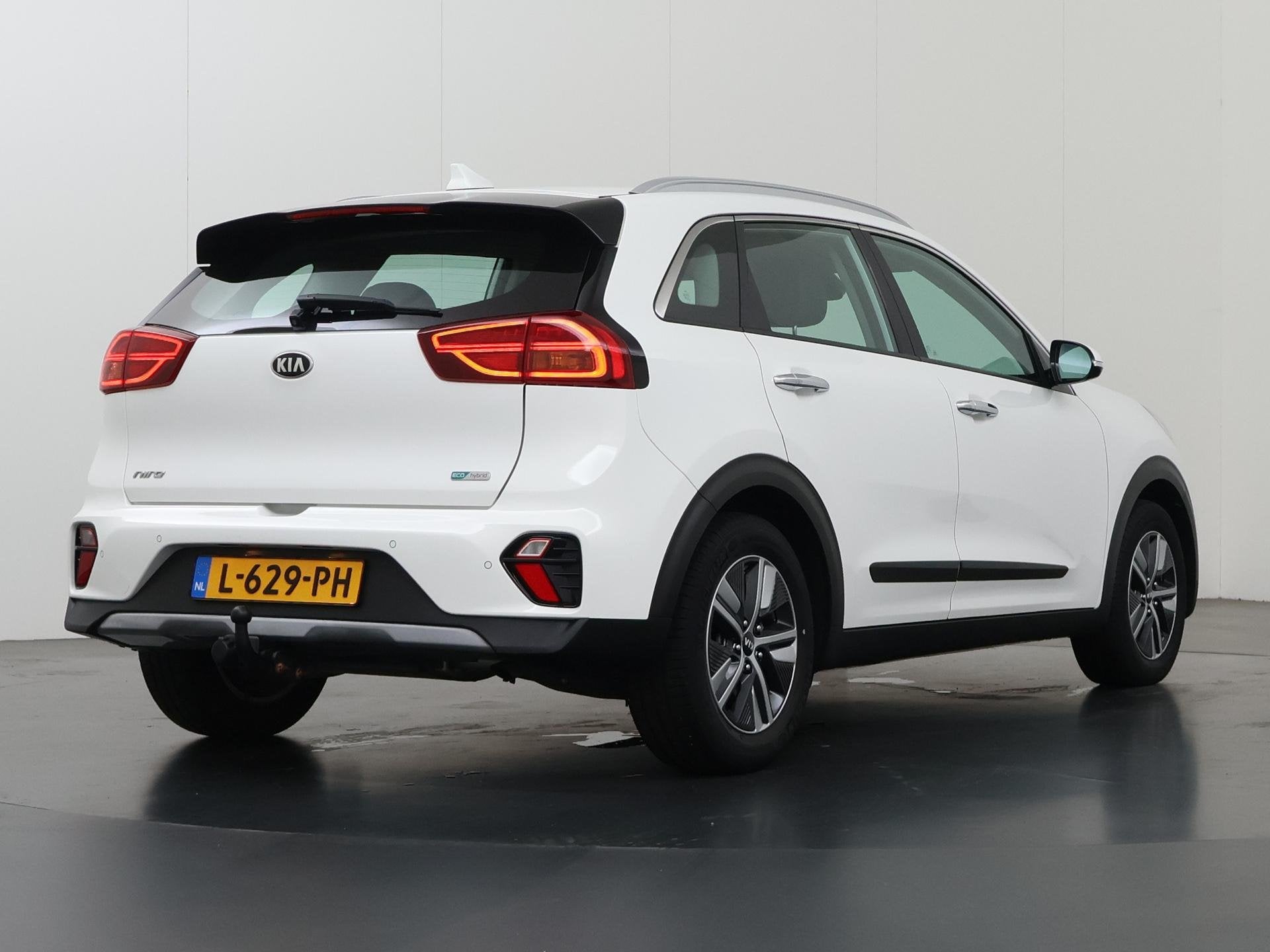 Foto 2 van Kia Niro 1.6 GDi Hybrid DynamicLine | Trekhaak | Navigatie |