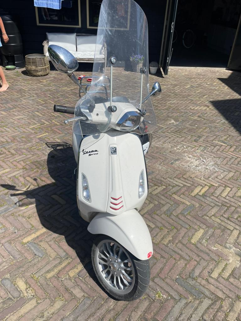 Vespa sprint wit, Ophalen, Zo goed als nieuw, Benzine