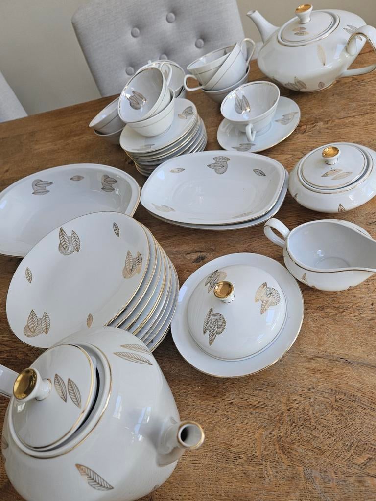Prachtig wit porseleinen servies met gouden bladeren, Antiek en Kunst, Antiek | Servies compleet, Ophalen