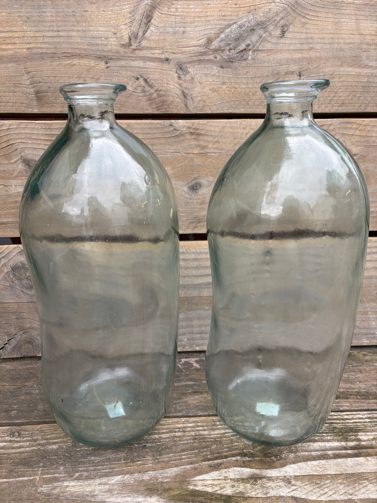 2 Glazen flessen van gerecycled glas 45cm hoog, Ophalen of Verzenden