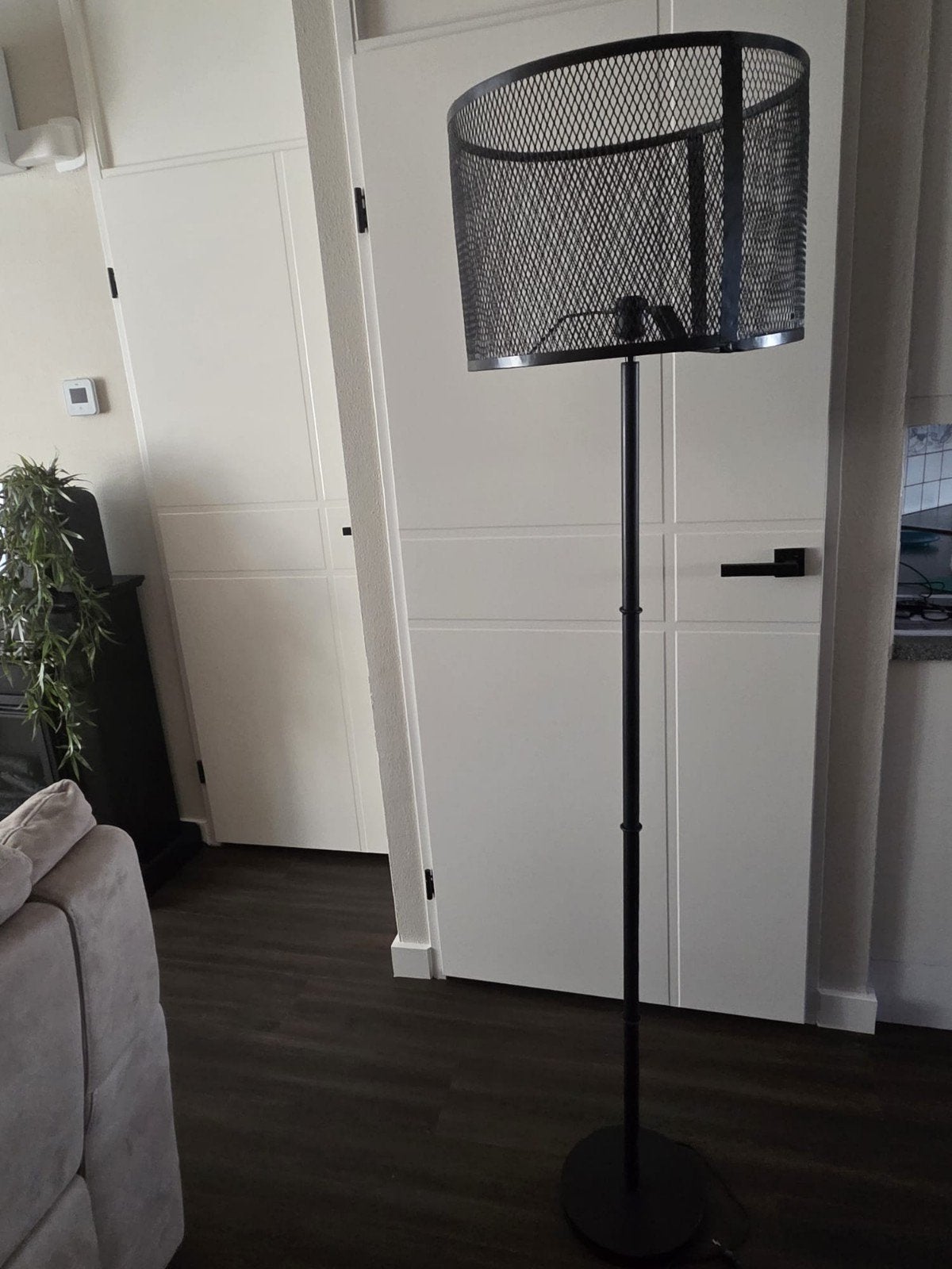 Zwarte staande lamp met metalen kap, Huis en Inrichting, Lampen | Vloerlampen, Ophalen, E27 (groot), Zo goed als nieuw, Modern industrieel