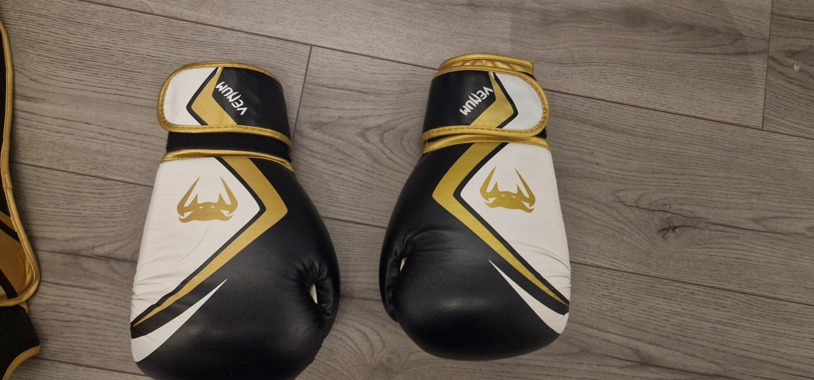 Venum Boksset: Handschoenen, Scheenbeschermers & Bandages, Sport en Fitness, Ophalen, Gebruikt, Bokshandschoenen