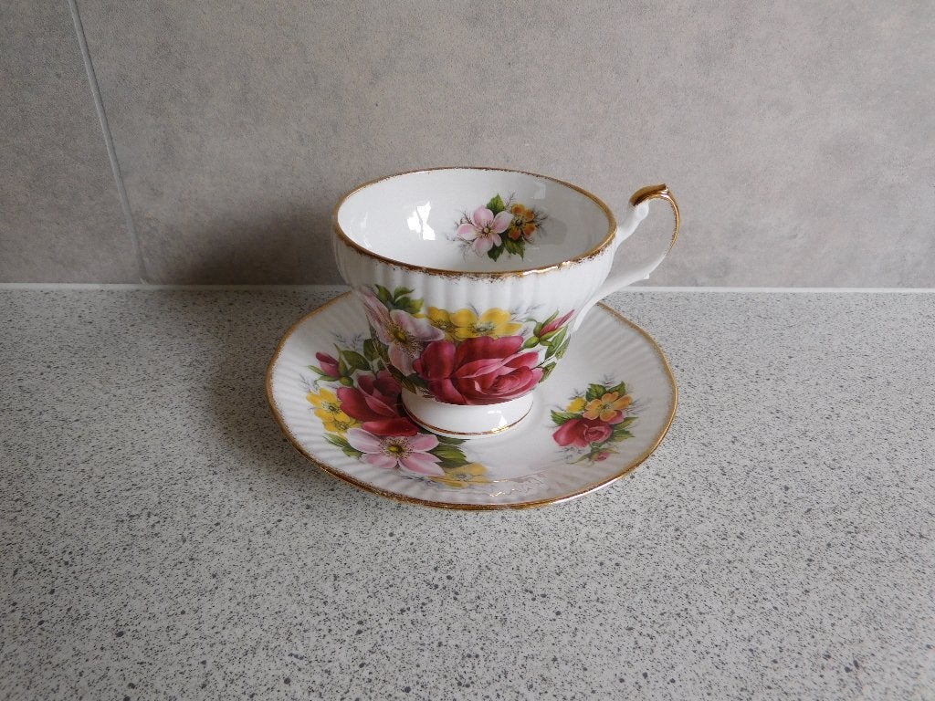 Kop en Schotel Fine Bone China English Rose Rosina Queens, Verzamelen, Porselein, Kristal en Bestek, Ophalen of Verzenden, Zo goed als nieuw