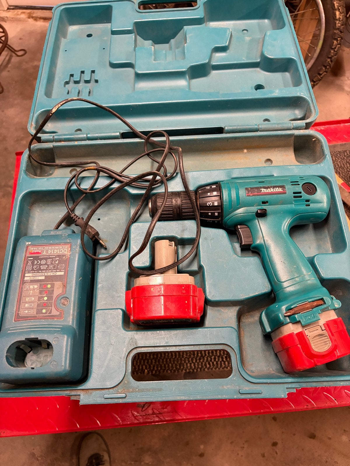 Makita Accuboormachine 12V met lader en 2 accu's, Doe-het-zelf en Verbouw, Gereedschap | Boormachines, Gebruikt, Variabele snelheid