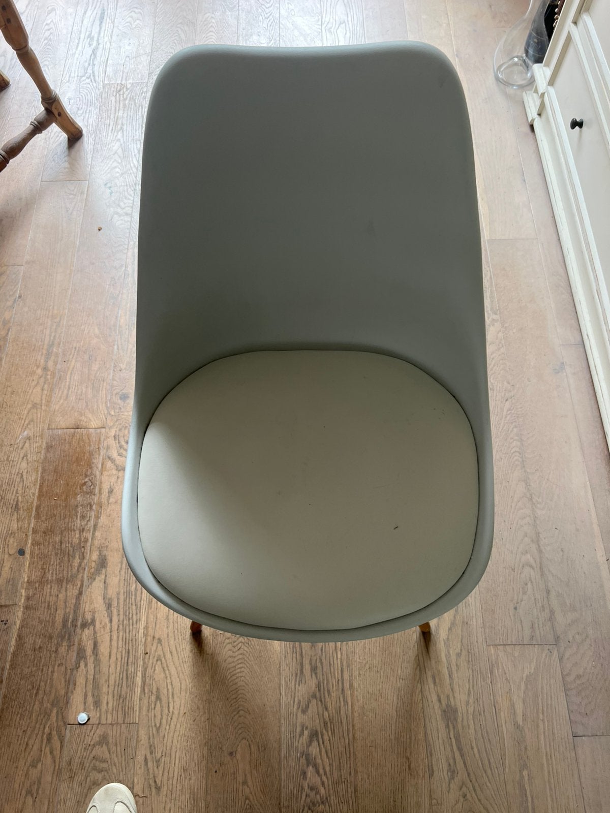 Foto 2 van Moderne witte eetkamerstoelen