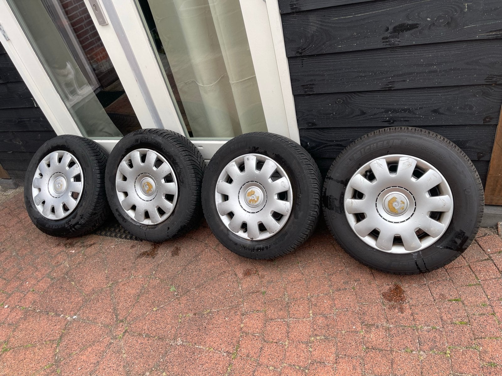 Stalen velgen met wieldoppen + all season banden(195 65 15), Ophalen, Gebruikt