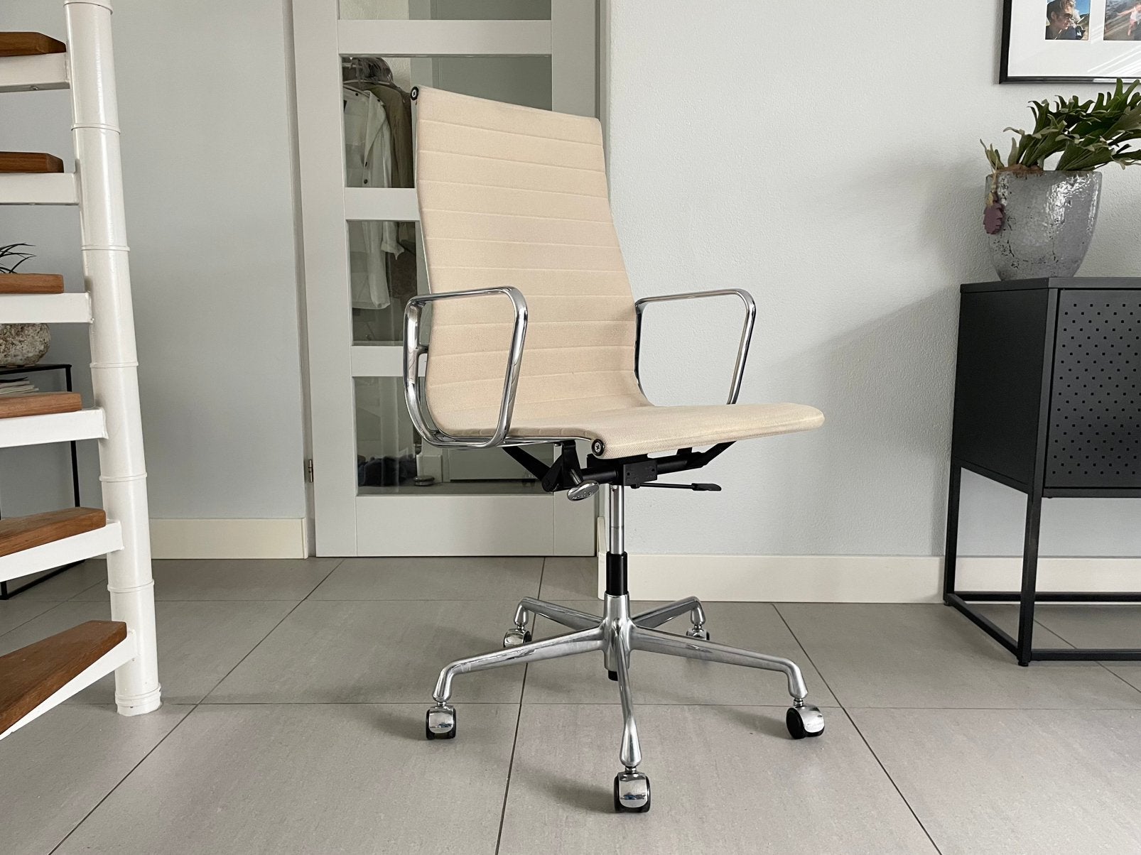 1x Vitra eames ea119 bureaustoel hopsak creme, Huis en Inrichting, Bureaustoelen, Zo goed als nieuw, Overige kleuren, Ophalen