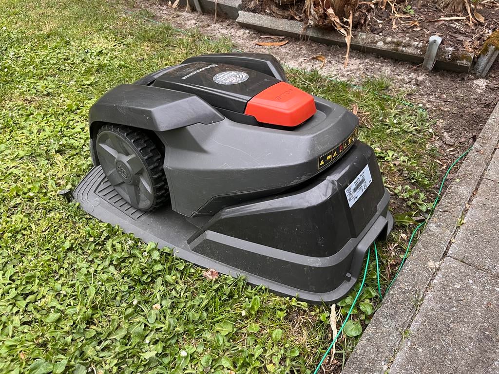 Husqvarna Automower 105 Robotmaaier met defectje, Ophalen of Verzenden, Gebruikt, 20 tot 25 cm