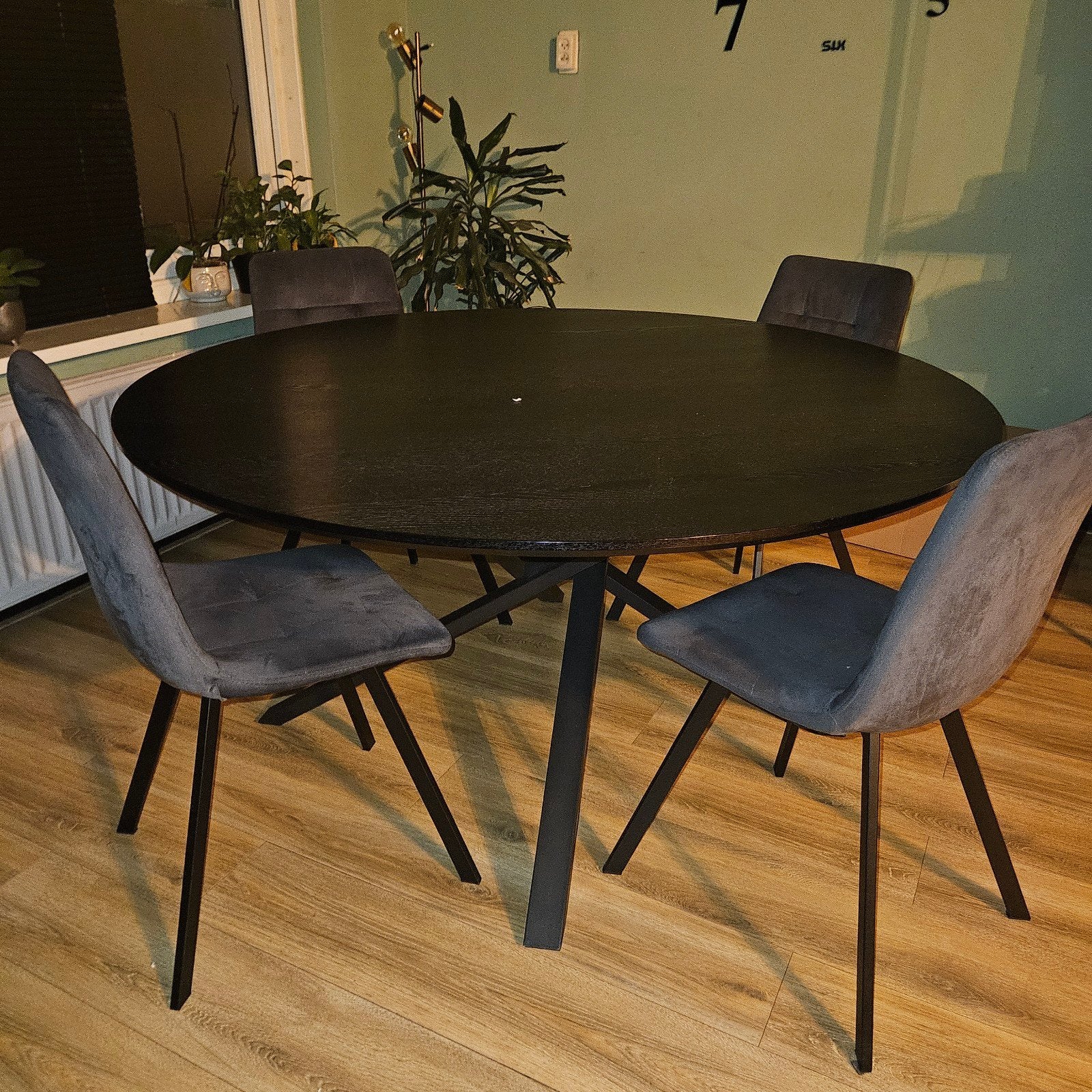 Ronde eettafel met 4 stoelen - Zo goed als nieuw, Modern, industrieel, Rond, Zo goed als nieuw, Vier personen