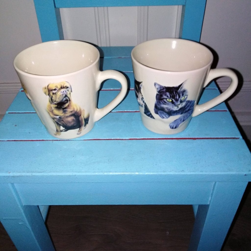 Mokjes met honden en poezen afbeelding in relief Siaki 2x, Ophalen, Gebruikt, Mok, Overige stijlen