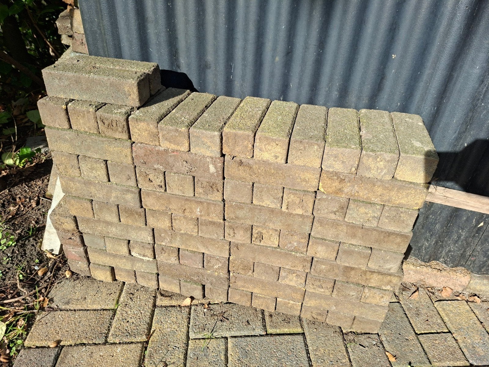 Gratis gele en roze klinkers (zelf schoonmaken), Tuin en Terras, Ophalen, Gebruikt, Beton, Klinkers