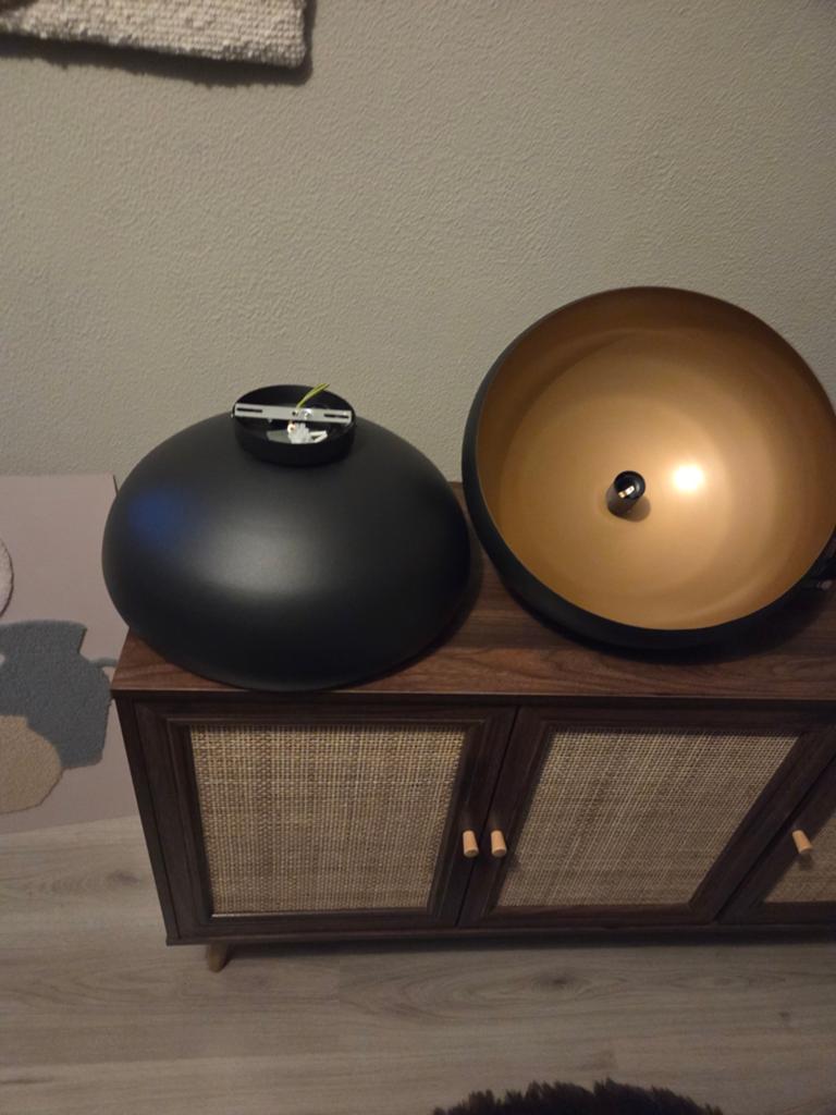 Moderne Zwarte Hanglamp met Gouden Binnenkant, Modern, Industrieel, Luxe, Zo goed als nieuw, Minder dan 100 cm, Metaal